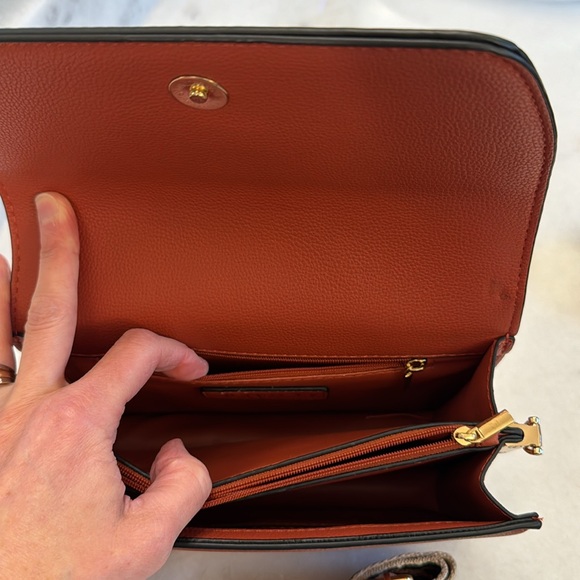 Jenn and Co Crossbody purse - Picture 4 of 9